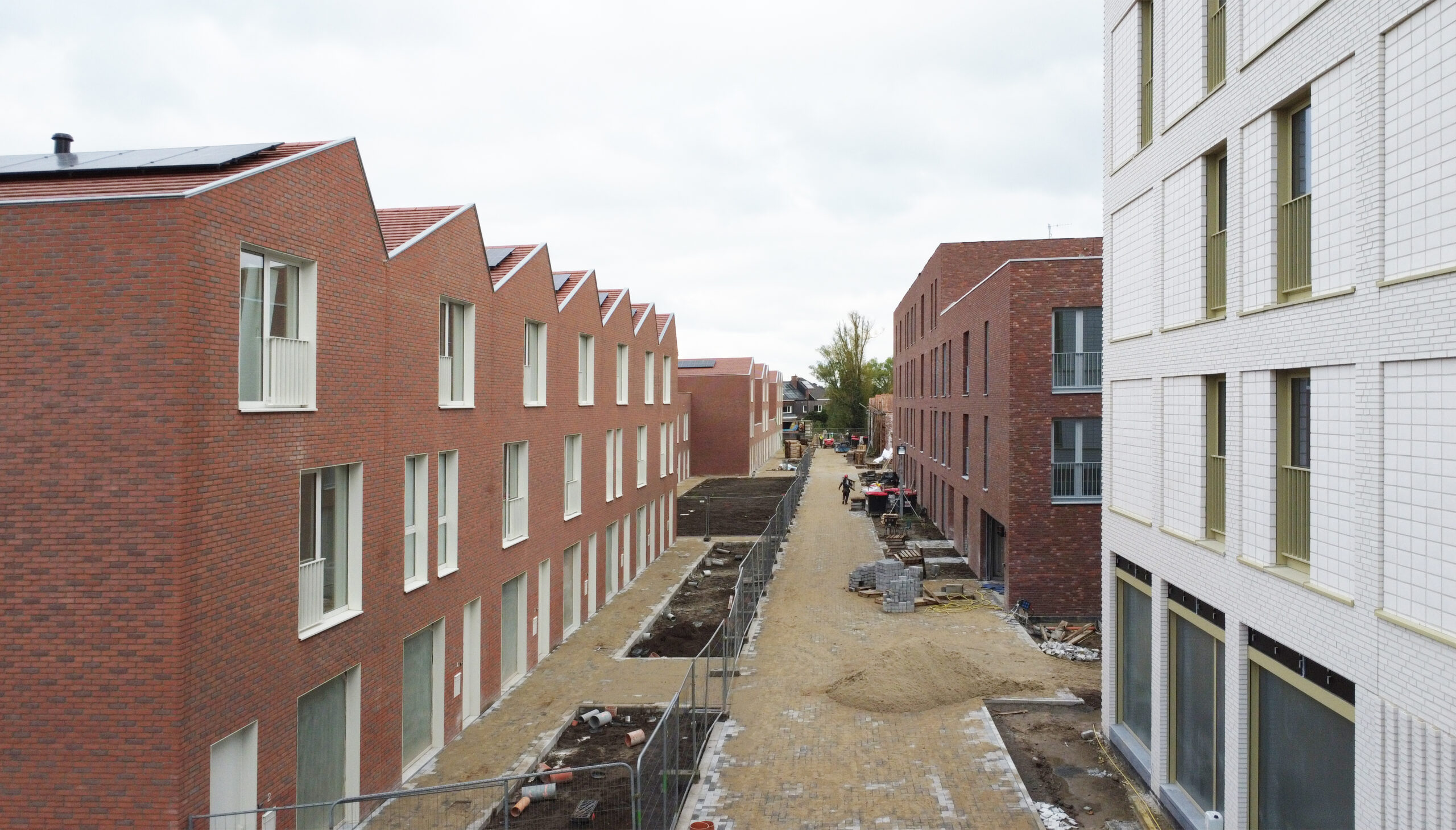 De woonbuurt Saffrou in Oudenaarde, met huizen aan de linkerkant en appartementen aan de rechterkant. 